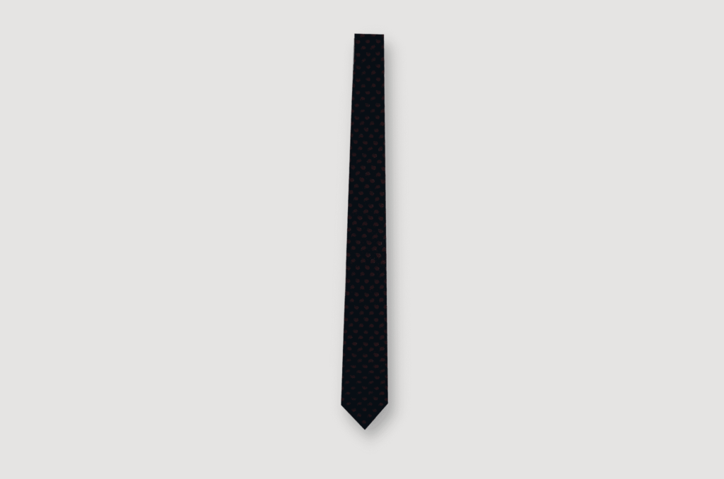 Corbata oscura