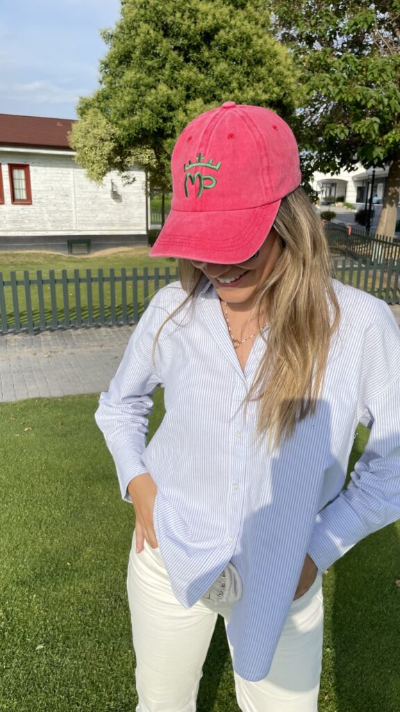 gorra rosa Montepicaza para mujer con el logo bordado en verde