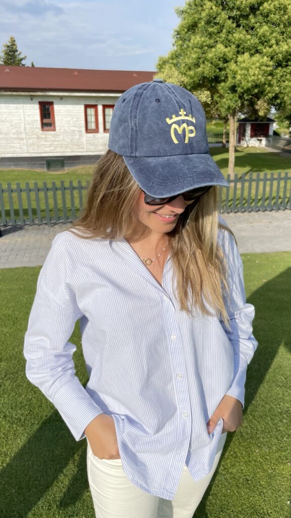 Gorra azul marino Montepicaza con el logo bordado en amarillo