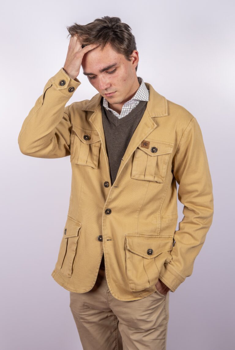 Sahariana de algodón en color camel Montepicaza, diseño clásico con bolsillos frontales y acabado elegante, ideal para looks casuales y de entretiempo.