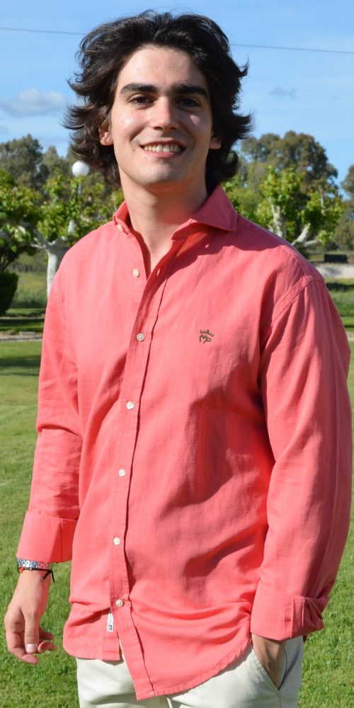 Camisa de caballero en tejido mezcla de algodón y lino color coral MP, con diseño fresco y elegante, perfecta para looks casuales en días soleados.