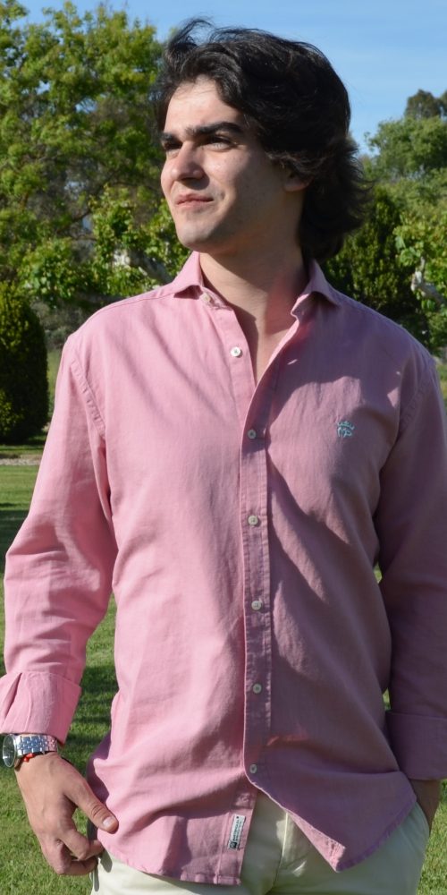 Camisa de caballero en tejido mezcla de algodón y lino color maquillaje MP, con diseño ligero y elegante, ideal para looks frescos y casuales en días cálidos.