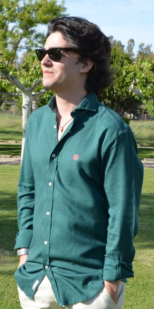 Camisa de caballero en tejido mezcla de algodón y lino color verde botella MP, con diseño elegante y versátil, ideal para looks casuales con un toque sofisticado.