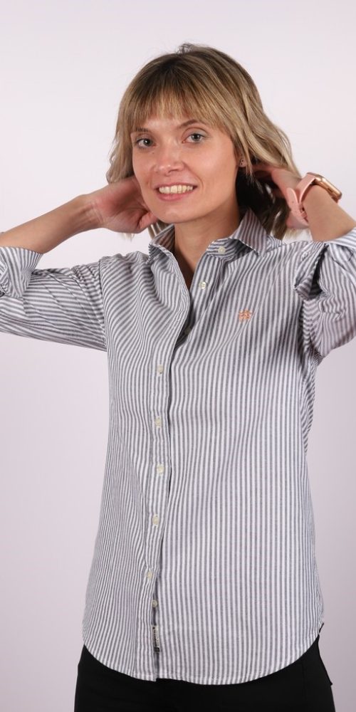 Camisa de señora de rayas gris grafito Montepicaza, confeccionada en tejido 100% algodón, diseño moderno y versátil, perfecta para looks casuales o formales.