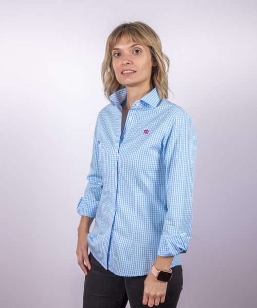 Camisa de señora de cuadros vichy celeste Montepicaza, confeccionada en tejido 100% algodón, diseño clásico y elegante, perfecta para looks casuales o semi-formales.