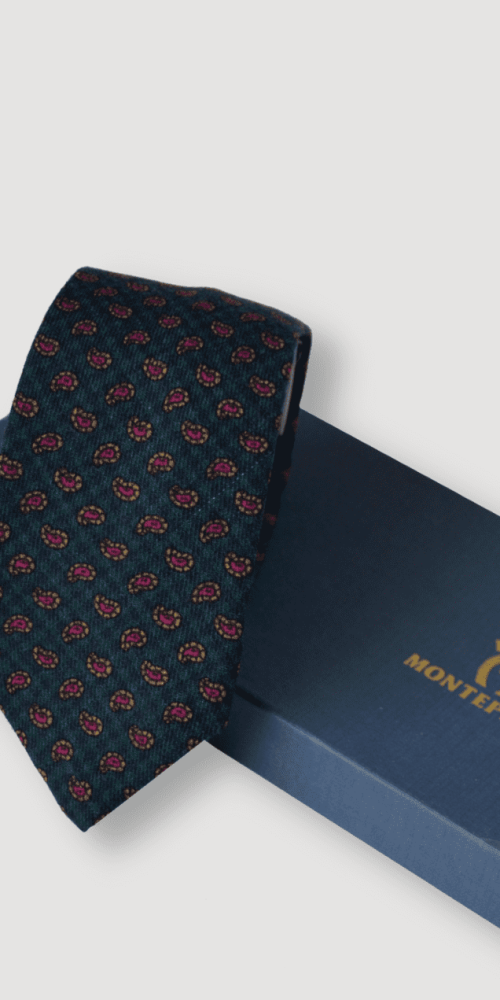 Corbata oscura para traje