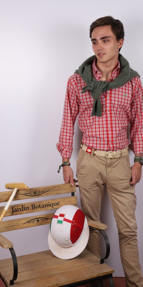 Camisa de cuadros rojos Montepicaza, diseño versátil en tejido suave y corte clásico, perfecta para looks casuales o de estilo rústico elegante.