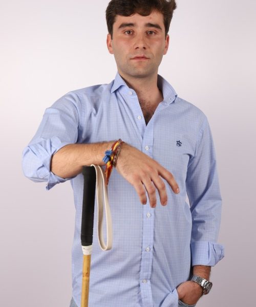 Camisa de caballero azul Montepicaza en tejido 100% algodón, con cuello italiano y corte regular fit, diseño clásico y transpirable, ideal para looks elegantes o casuales.