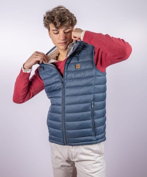 Chaleco acolchado azul MP, diseño ligero y elegante, perfecto para actividades al aire libre o como complemento para looks casuales y modernos.