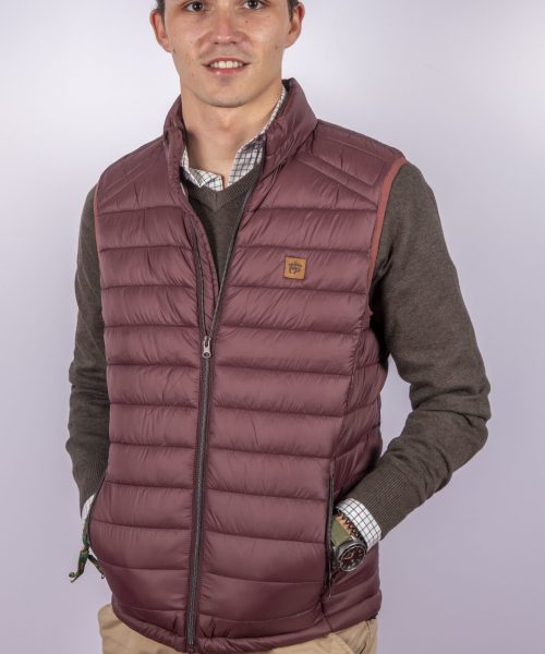 Chaleco acolchado burdeos MP, diseño elegante y ligero, ideal para actividades al aire libre o para completar looks casuales sofisticados.