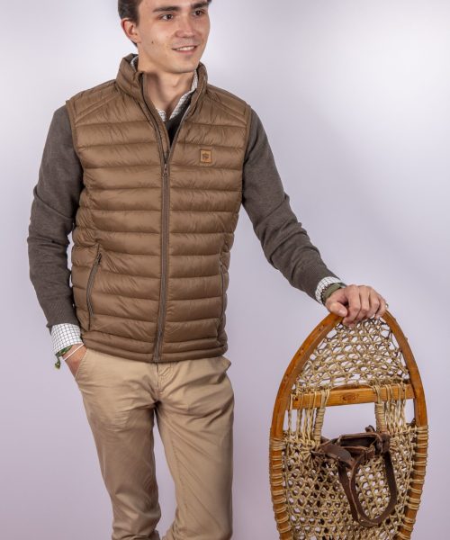 Chaleco acolchado marrón MP con diseño cálido y ligero, ideal para actividades al aire libre o como complemento para looks casuales y elegantes.