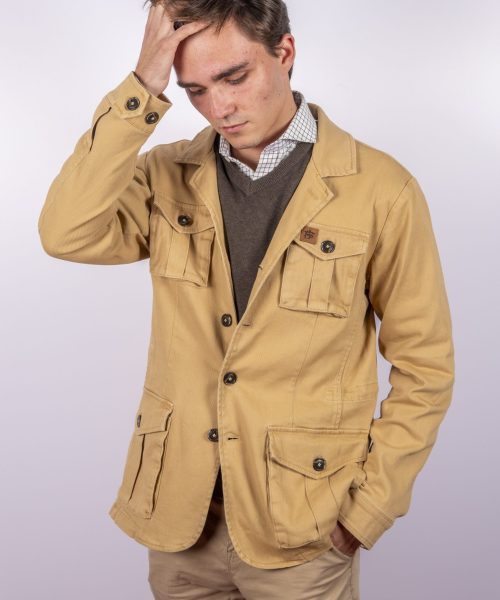 Sahariana de algodón en color camel Montepicaza, diseño clásico con bolsillos frontales y acabado elegante, ideal para looks casuales y de entretiempo.