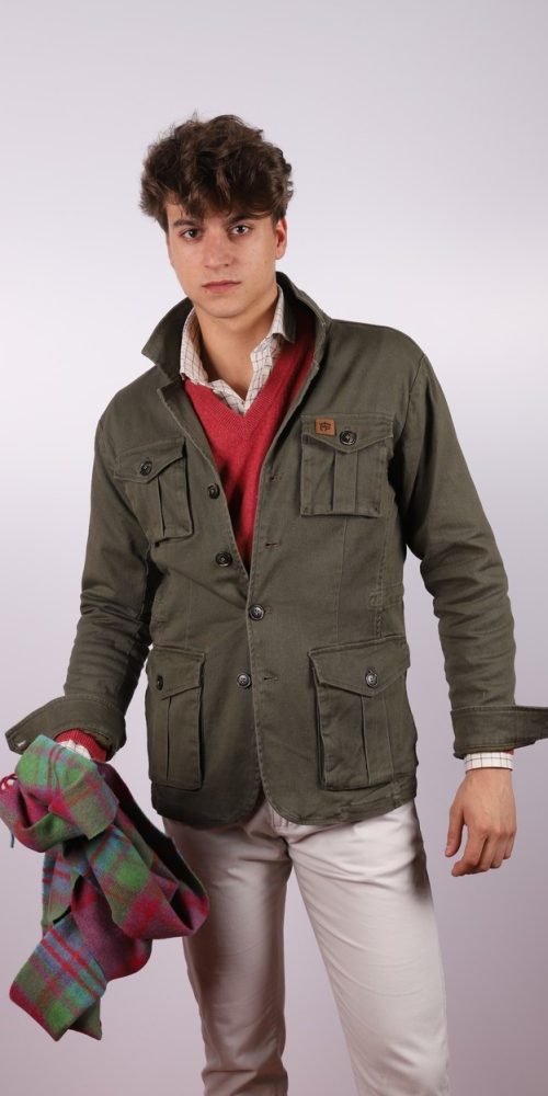 Sahariana Verde Montepicaza con ceñidor en diseño exclusivo, confeccionada en tejido resistente, ideal para un estilo casual.